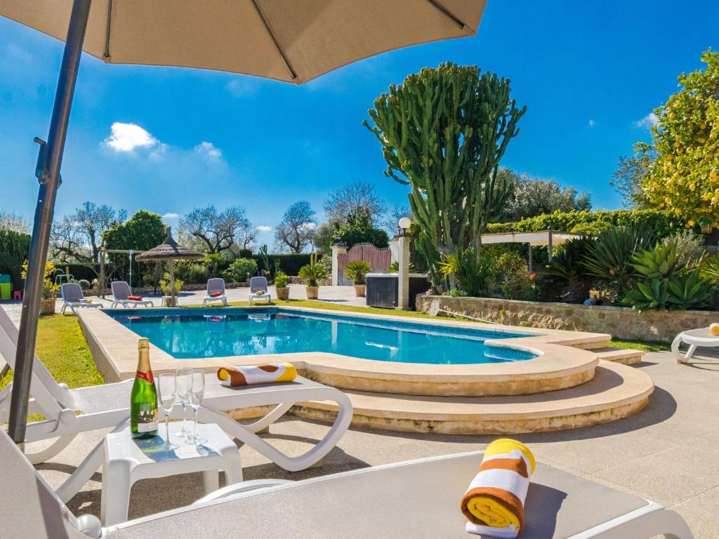The swimming pool at or close to Holiday Home Ca Na Guerrera by Interhome
