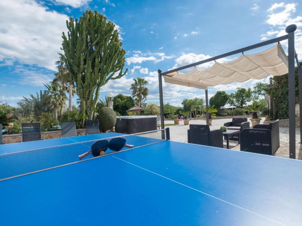 Stolní tenis v ubytování Holiday Home Ca Na Guerrera by Interhome nebo okolí