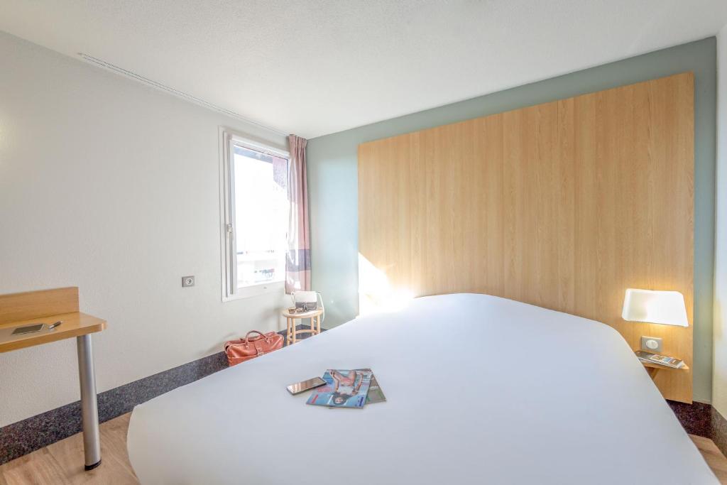 Postel nebo postele na pokoji v ubytování B&B HOTEL PERPIGNAN Nord Aéroport
