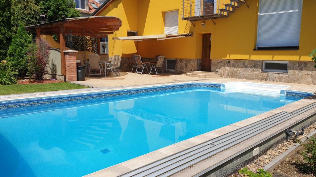 Bazén v ubytování Apartmány Znojmo nebo v jeho okolí