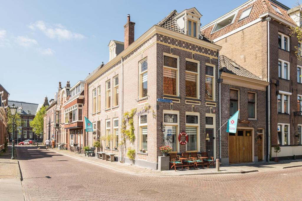 une rue avec des bâtiments dans une rue de la ville dans l'établissement De Juttershoek Centrum, à Kampen