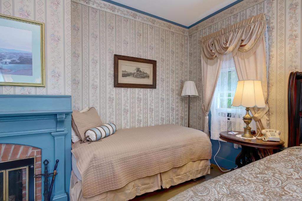 Mira Monte Inn & Suites photo