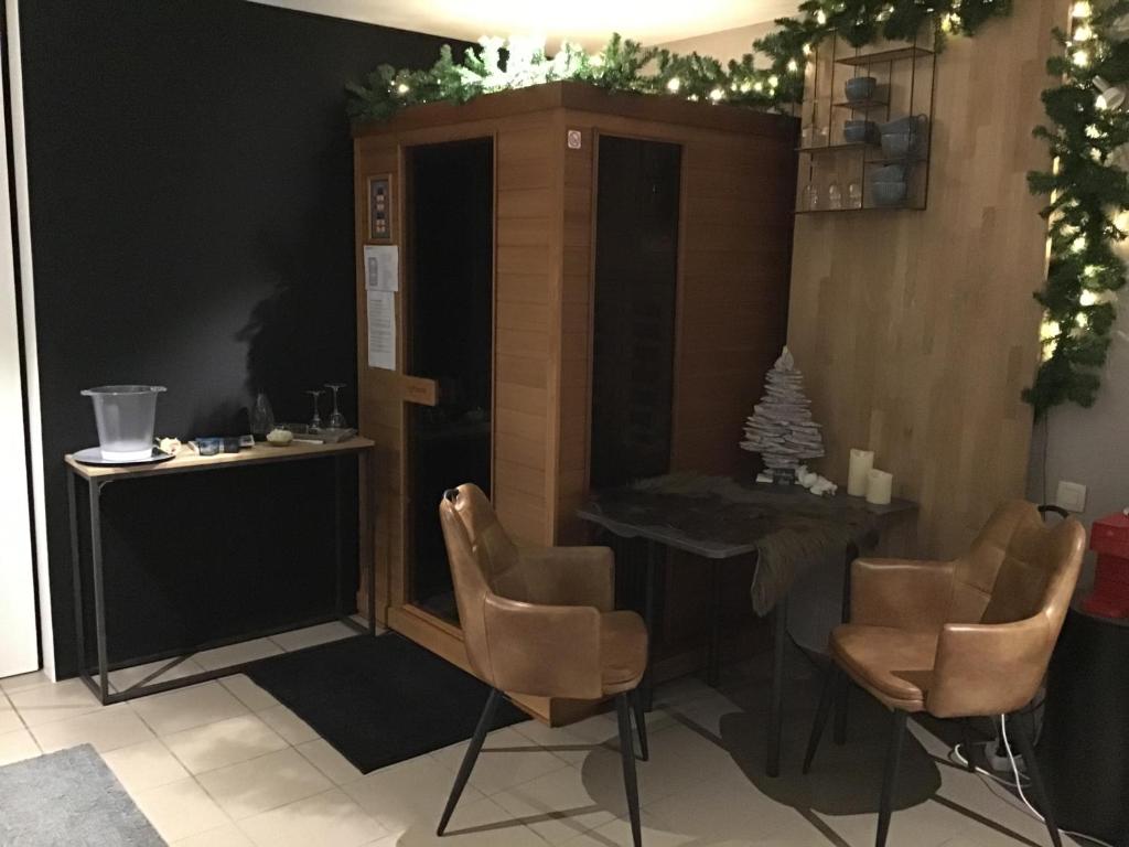 Posezení v ubytování Studio Gardenroom Guesthouse De Steenberg met wellness & tuinzicht