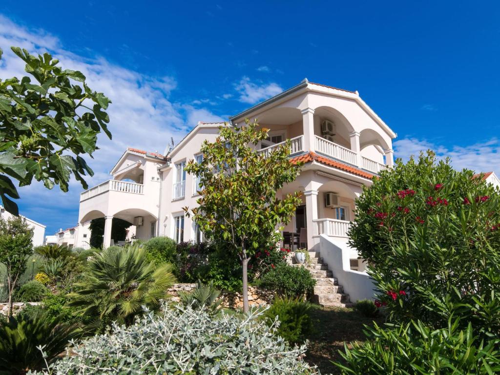 Casa blanca grande con balcón en Apartment Villa MatAna-1 by Interhome en Trogir