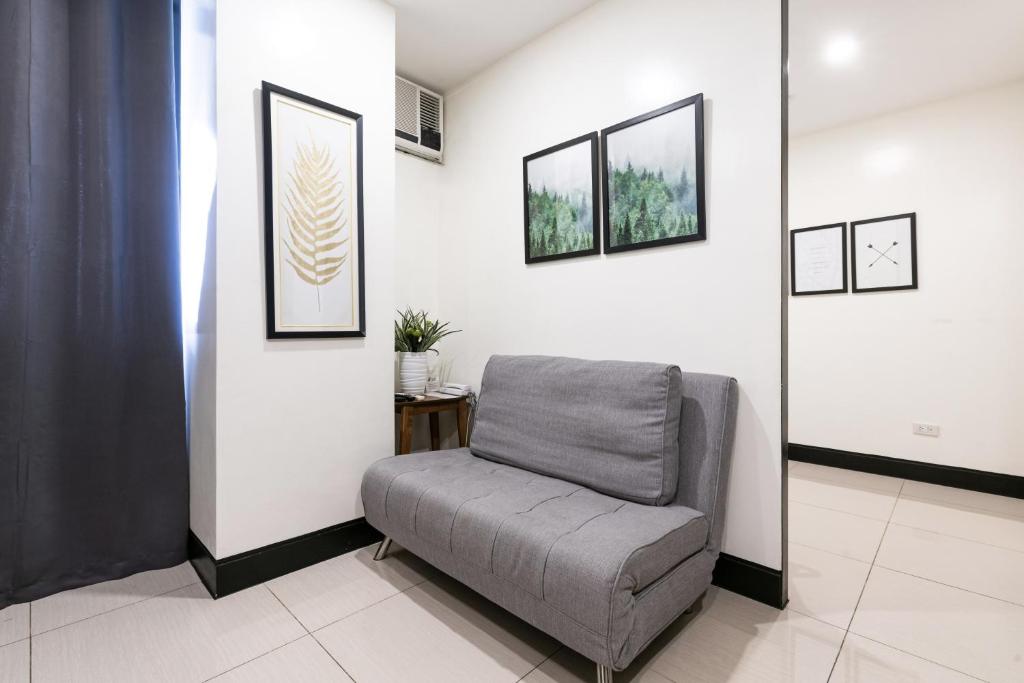 Posezení v ubytování Artemis Place Makati Hotel