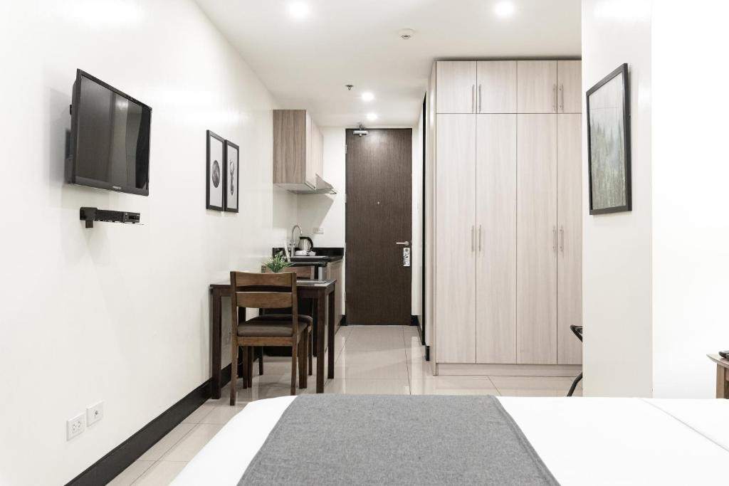 TV a/nebo společenská místnost v ubytování Artemis Place Makati Hotel