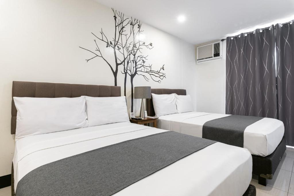 Postel nebo postele na pokoji v ubytování Artemis Place Makati Hotel
