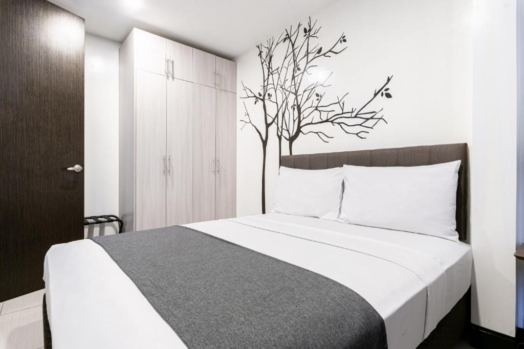 Postel nebo postele na pokoji v ubytování Artemis Place Makati Hotel