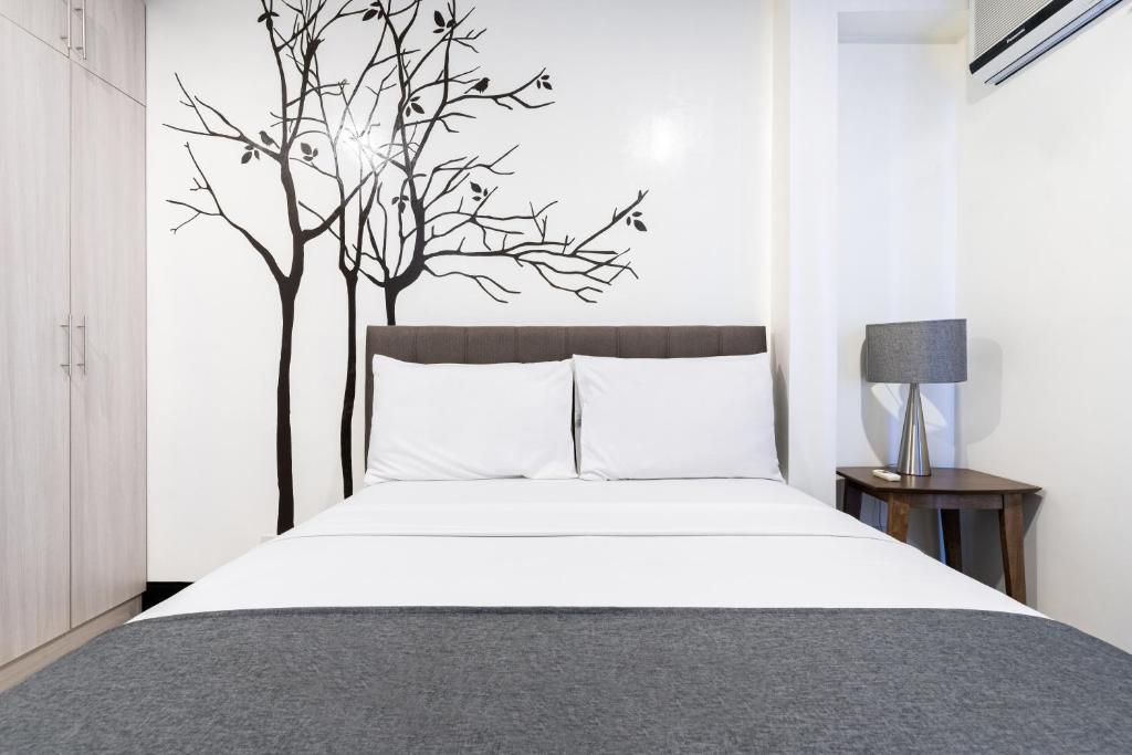 Postel nebo postele na pokoji v ubytování Artemis Place Makati Hotel