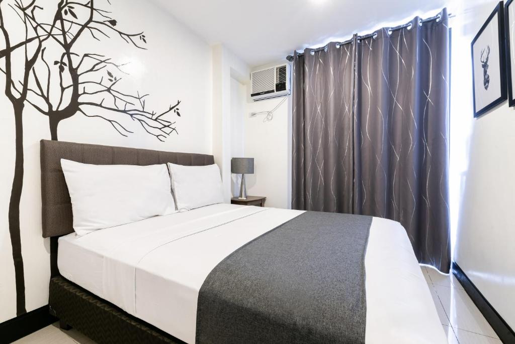Postel nebo postele na pokoji v ubytování Artemis Place Makati Hotel