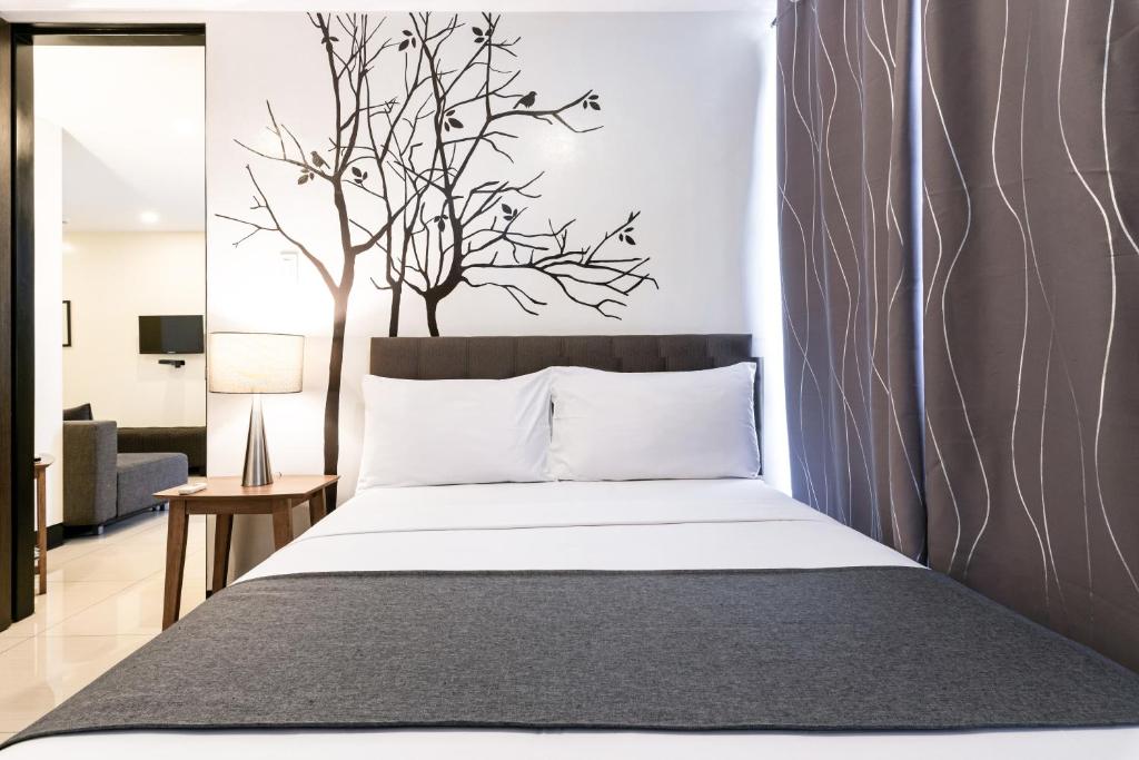 Postel nebo postele na pokoji v ubytování Artemis Place Makati Hotel