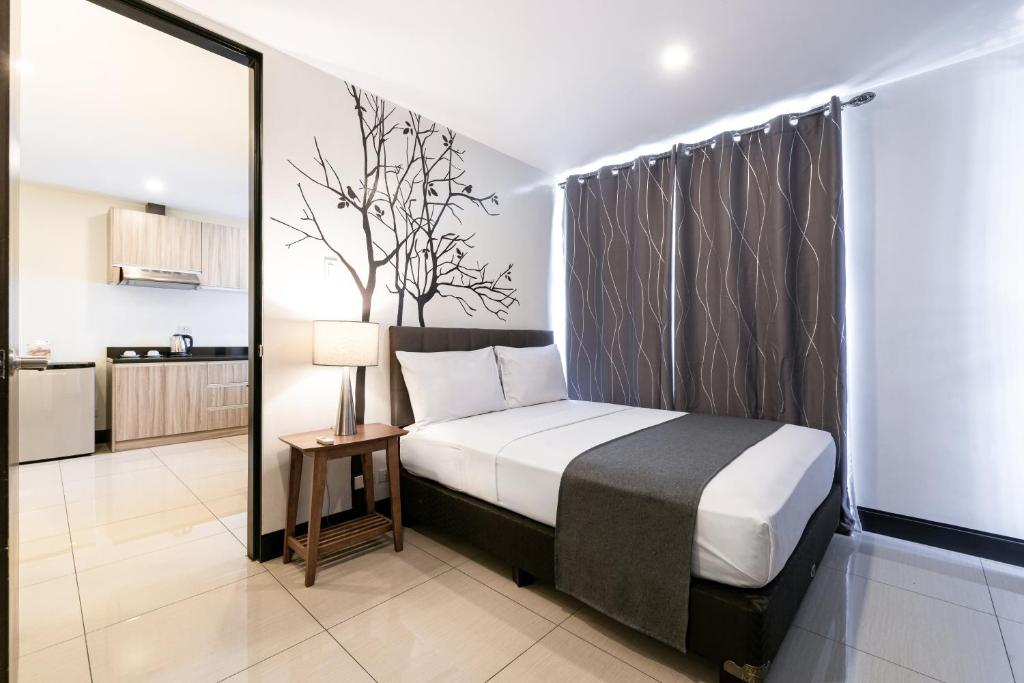 Postel nebo postele na pokoji v ubytování Artemis Place Makati Hotel