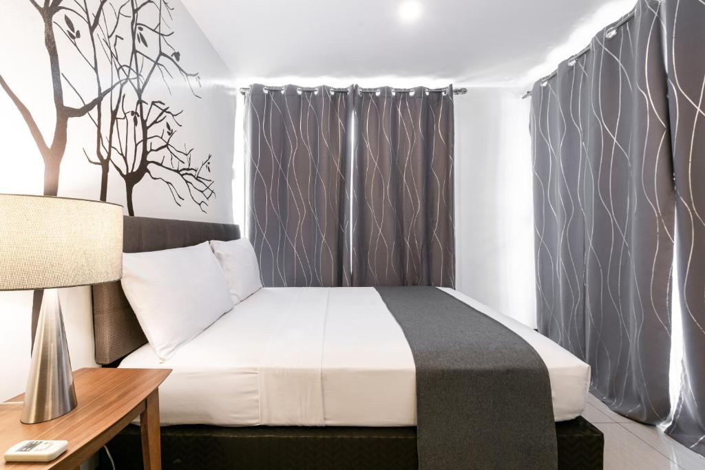 Postel nebo postele na pokoji v ubytování Artemis Place Makati Hotel
