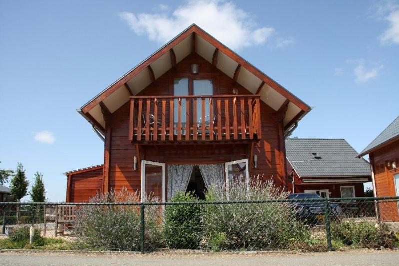 Casa de madera con balcón en la parte superior. en Viva La Vie, en Maaseik