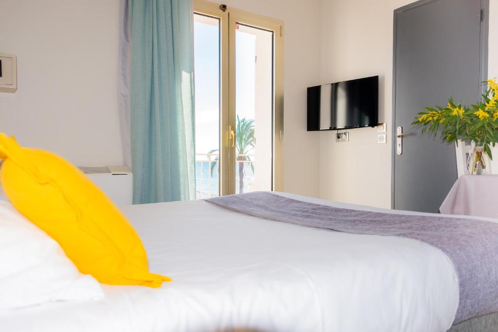 Postel nebo postele na pokoji v ubytování Hotel et Appartements Reine D'Azur