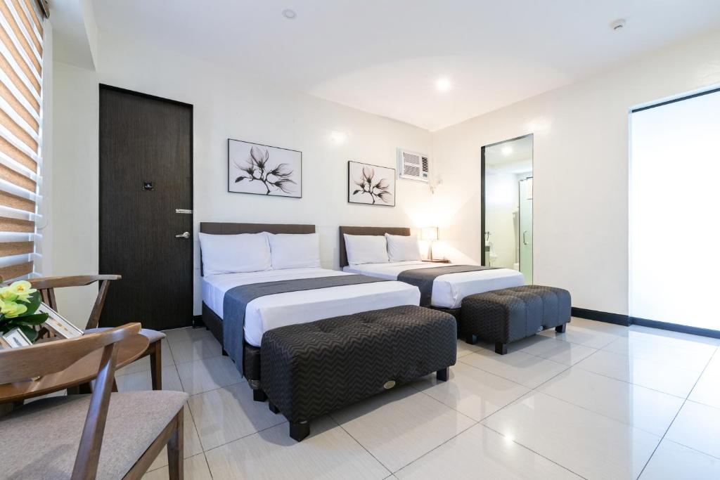 Postel nebo postele na pokoji v ubytování Artemis Place Makati Hotel