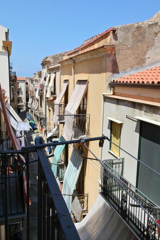 widok na aleję z budynkami i schodami w obiekcie Porto Salvo Apartments - by Vacation Service w Cefalù