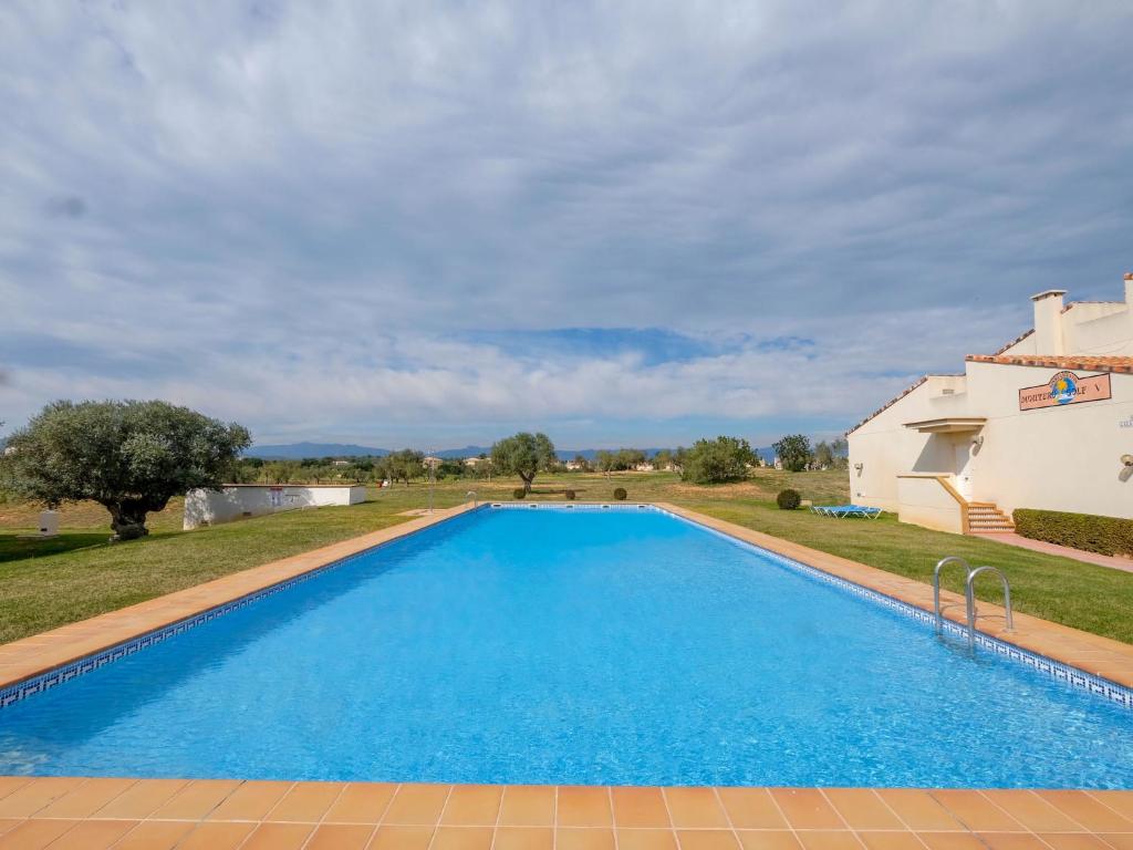 uma grande piscina em frente a uma casa em Apartment Panoramica by Interhome em Sant Jordi