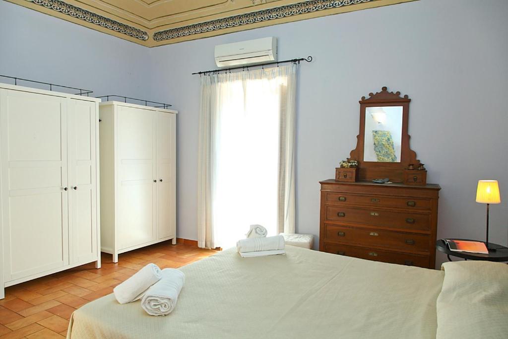 Łóżko lub łóżka w pokoju w obiekcie Porto Salvo Apartments - by Vacation Service