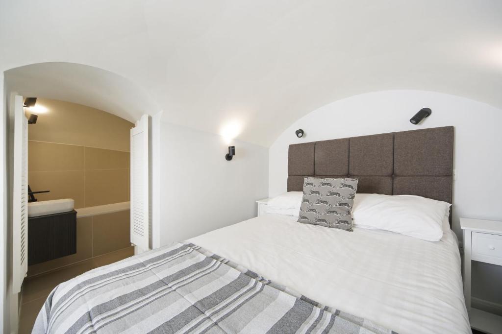 a bedroom with a large bed and a bathroom at Newly Refurbished Flat With Patio. By Hyde Park in London