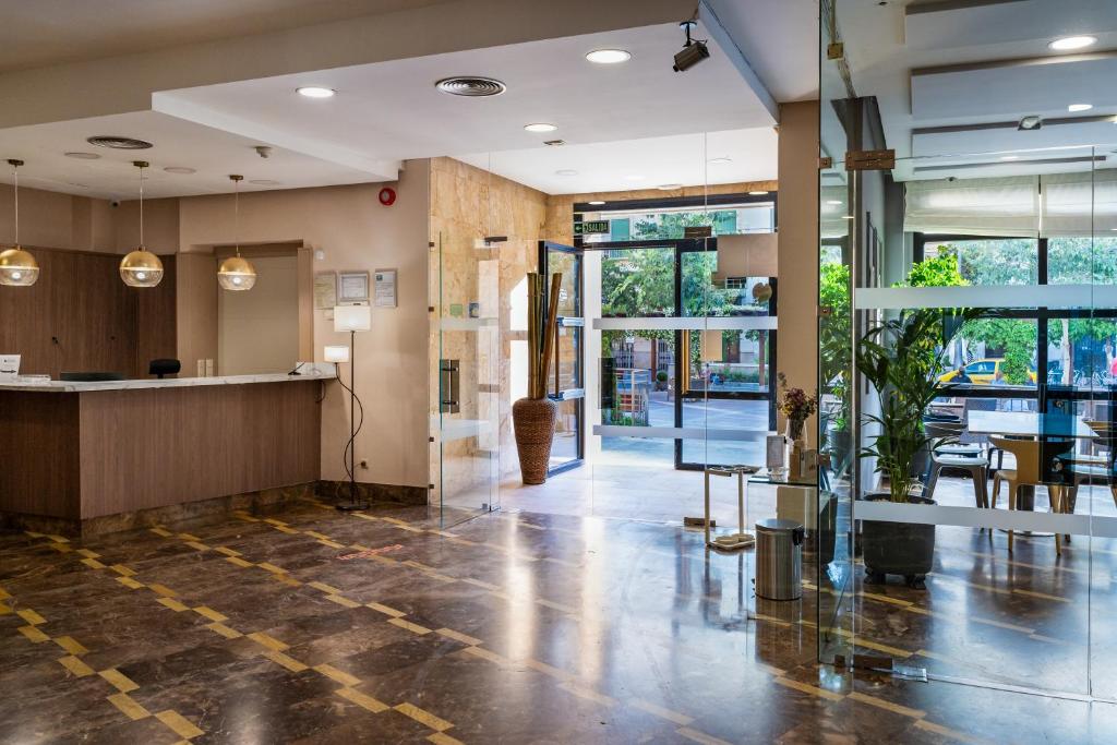 hol budynku z restauracją w obiekcie Hotel Ciudad de Cazorla w mieście Cazorla