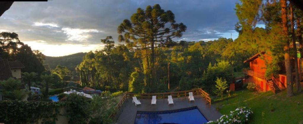 - une vue aérienne sur la piscine dans la cour dans l'établissement Casa Europa, à Monte Verde