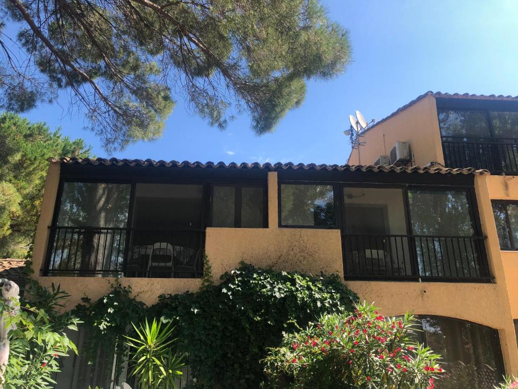 a building with black windows and plants at Appartement 239 Les Salicornes in Arles