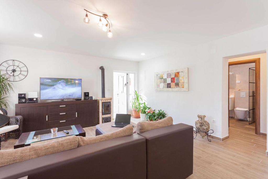 Televízia a/alebo spoločenská miestnosť v ubytovaní Villa Cupido in Makarska, private pool