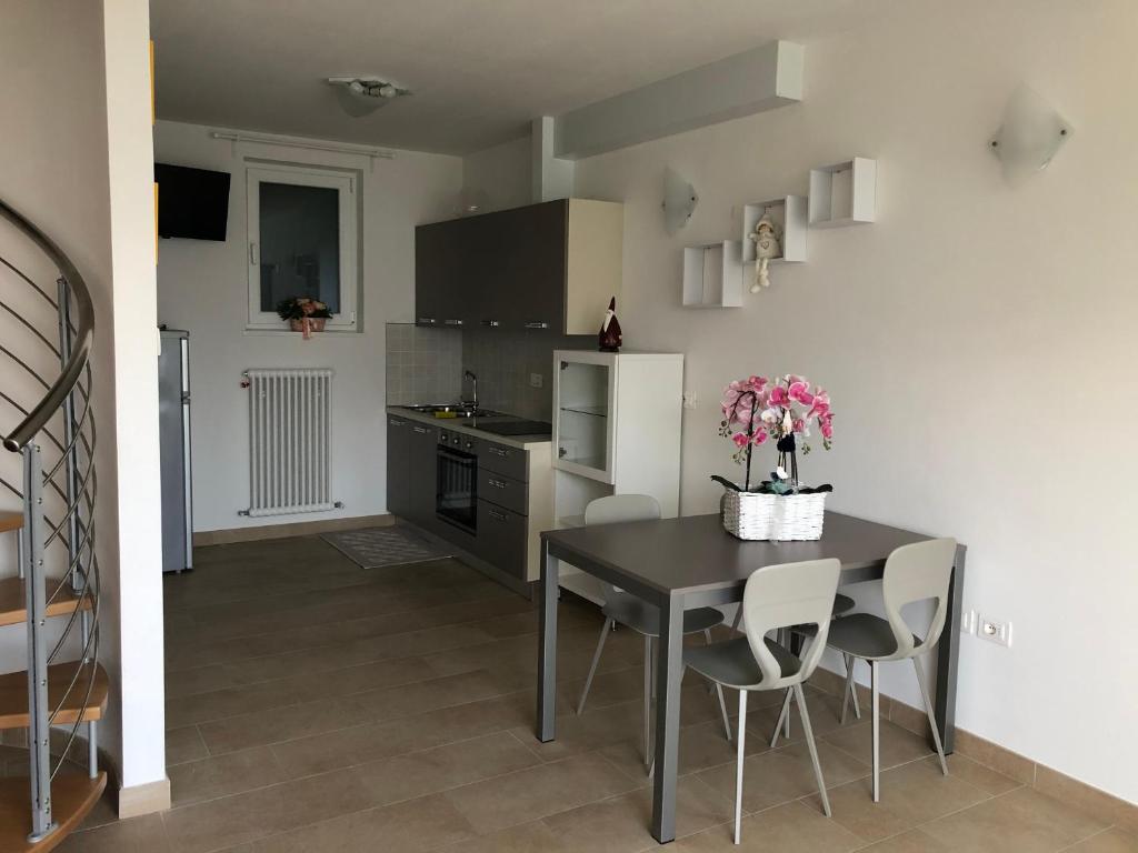 Kuchyň nebo kuchyňský kout v ubytování Un Balcone sul Garda