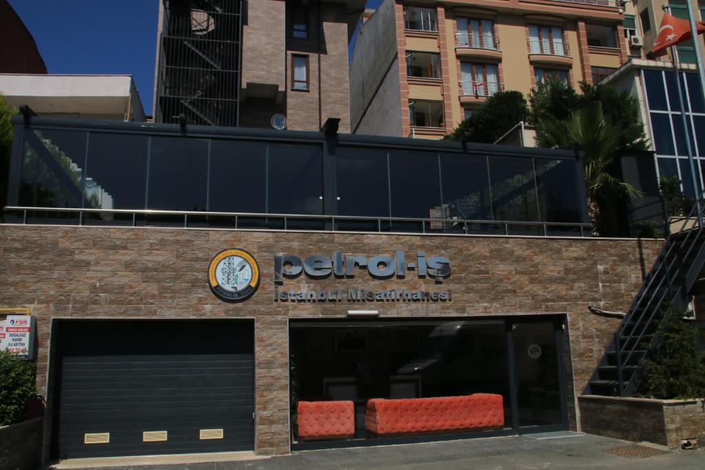 un edificio con un reloj encima en Petrol-İş İstanbul Misafirhanesi, en Estambul