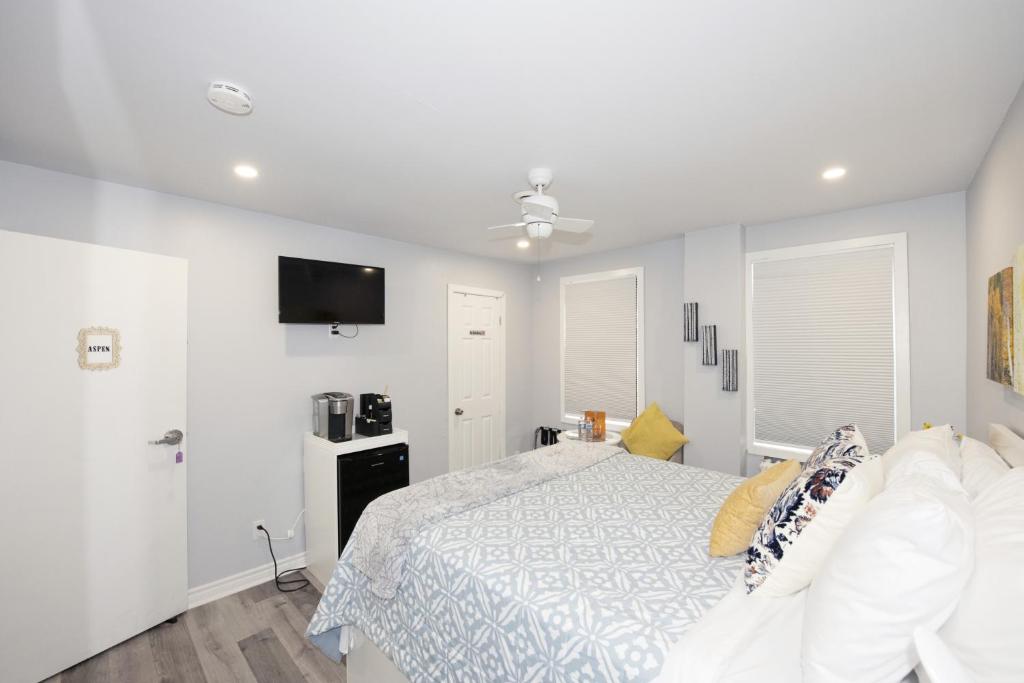 a bedroom with a bed and a tv on the wall at Serene Niagara Inn in Niagara Falls