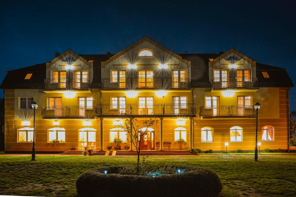 duży budynek z światłami przed nim w obiekcie Villa Sylvia w Dźwirzynie