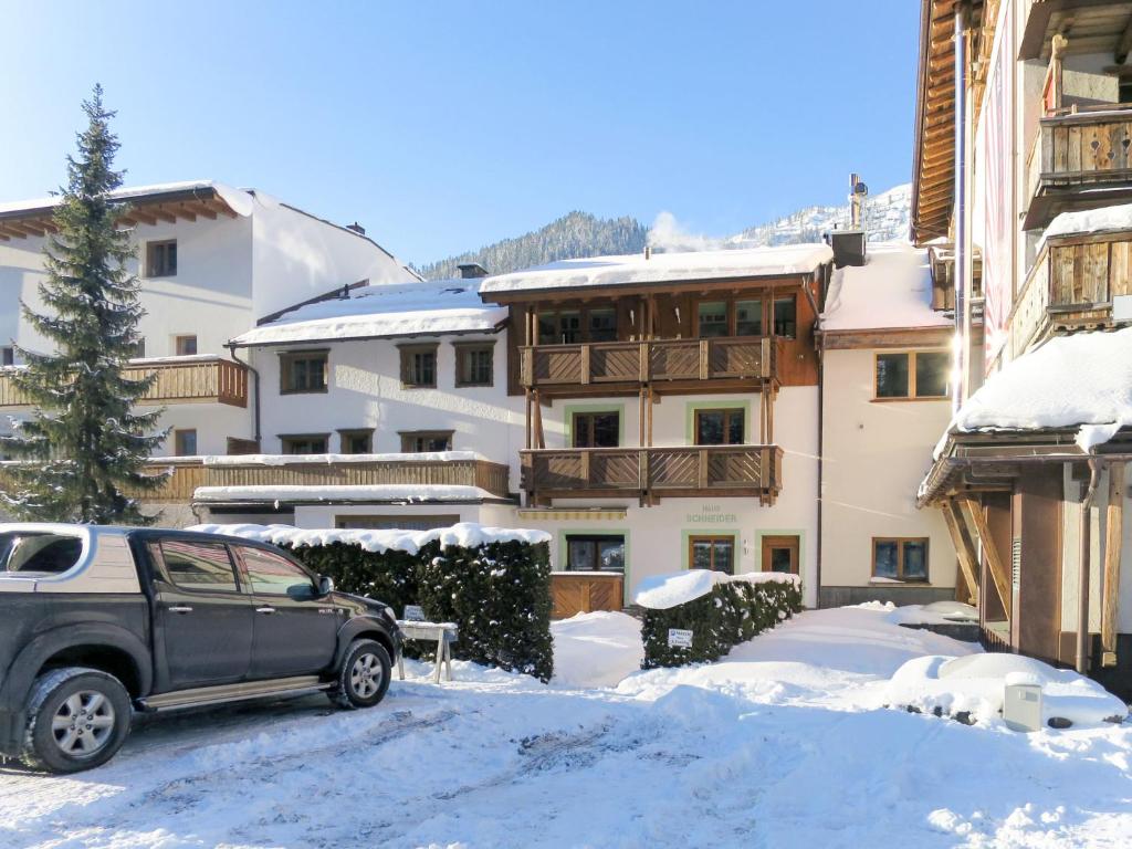 samochód zaparkowany na śniegu przed budynkiem w obiekcie Apartment Schneider - STA251 by Interhome w mieście Sankt Anton am Arlberg