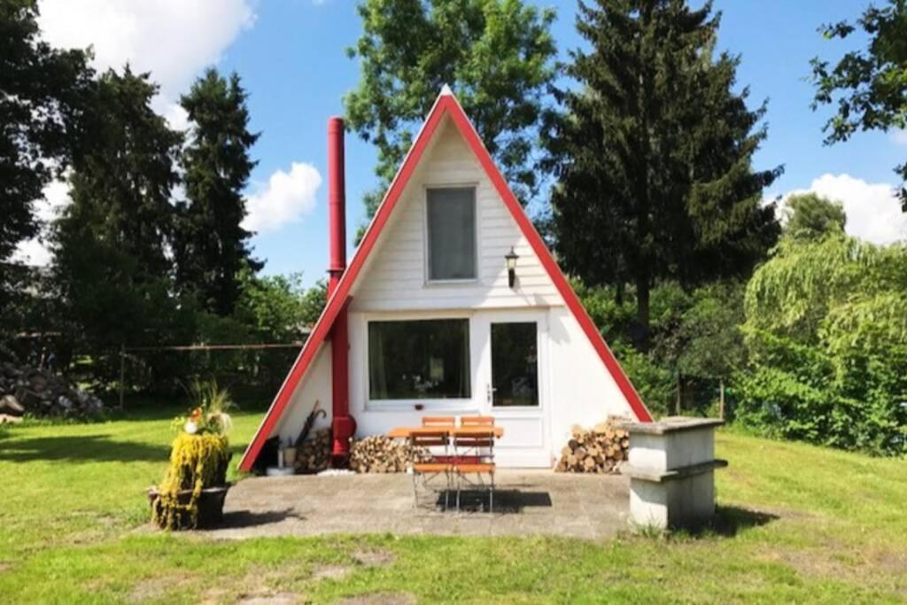 una pequeña casa con techo rojo y blanco en Matilda II - lovely Matilda, en Wesenberg