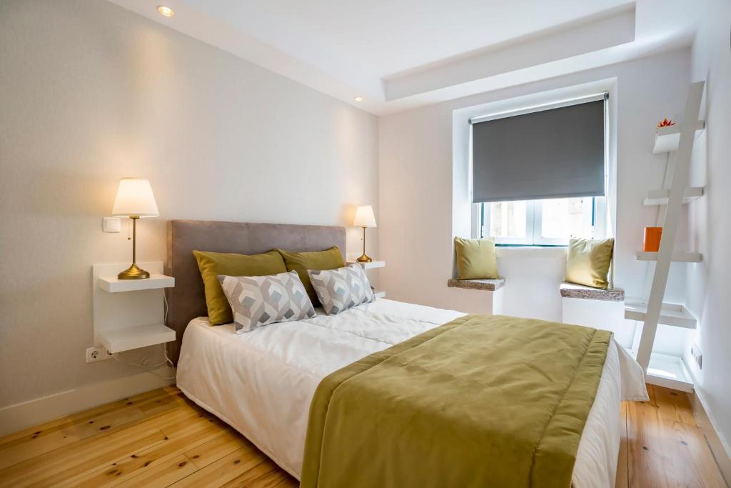 Un dormitorio con una cama grande y una ventana en Top Alfama Appartment en Lisboa