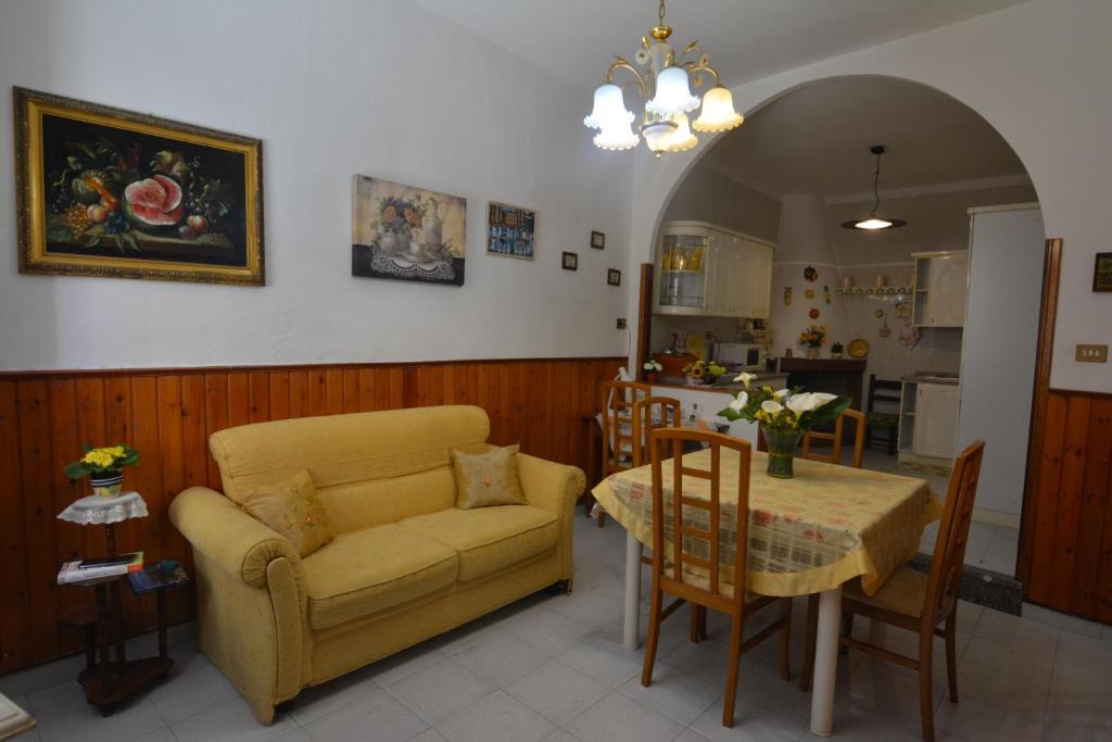 a living room with a couch and a table at casa vacanze I GIRASOLI in Iglesias
