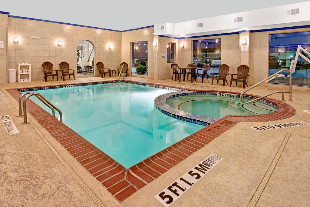 uma grande piscina num quarto de hotel em Baymont by Wyndham Decatur em Decatur