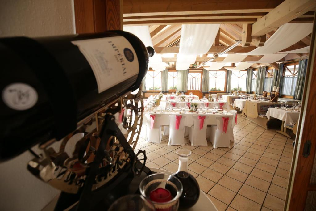 Reštaurácia alebo iné gastronomické zariadenie v ubytovaní Gasthof zum Mohrn