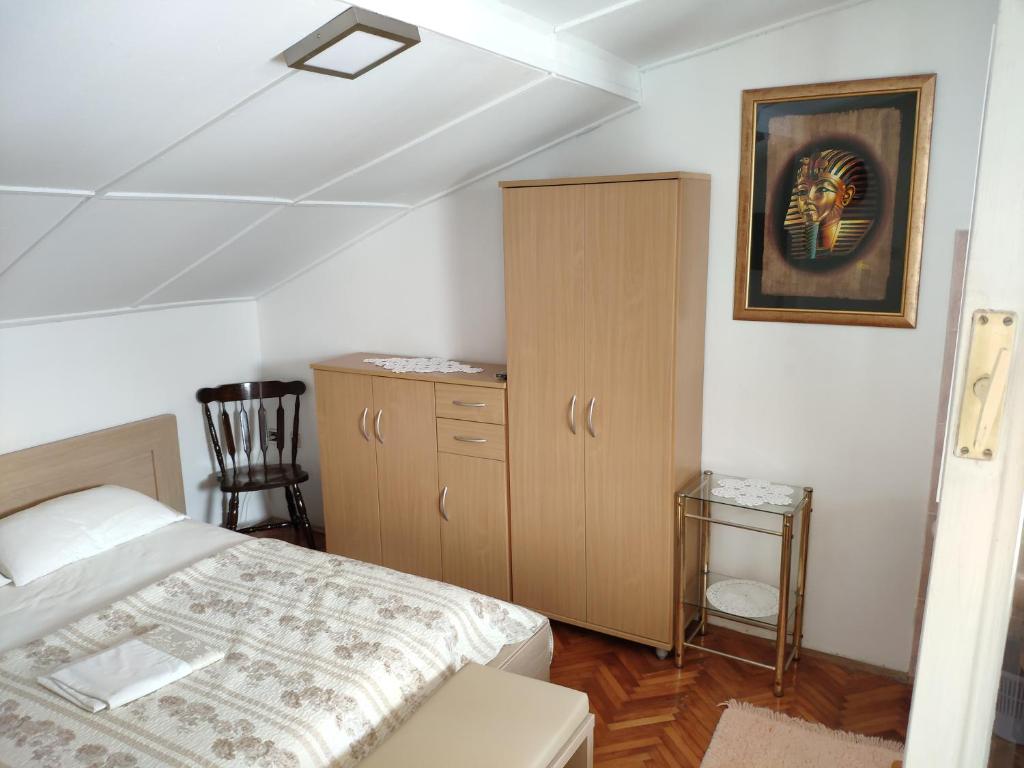 Letto o letti in una camera di Rab-centar