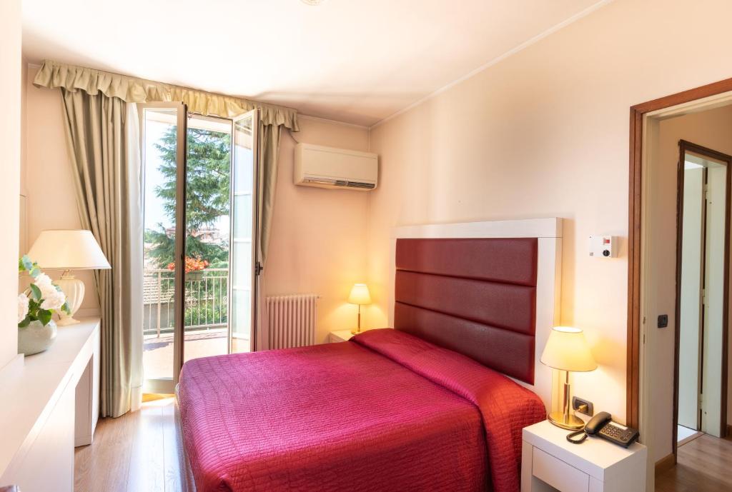 Postel nebo postele na pokoji v ubytování Hotel Dei Tigli