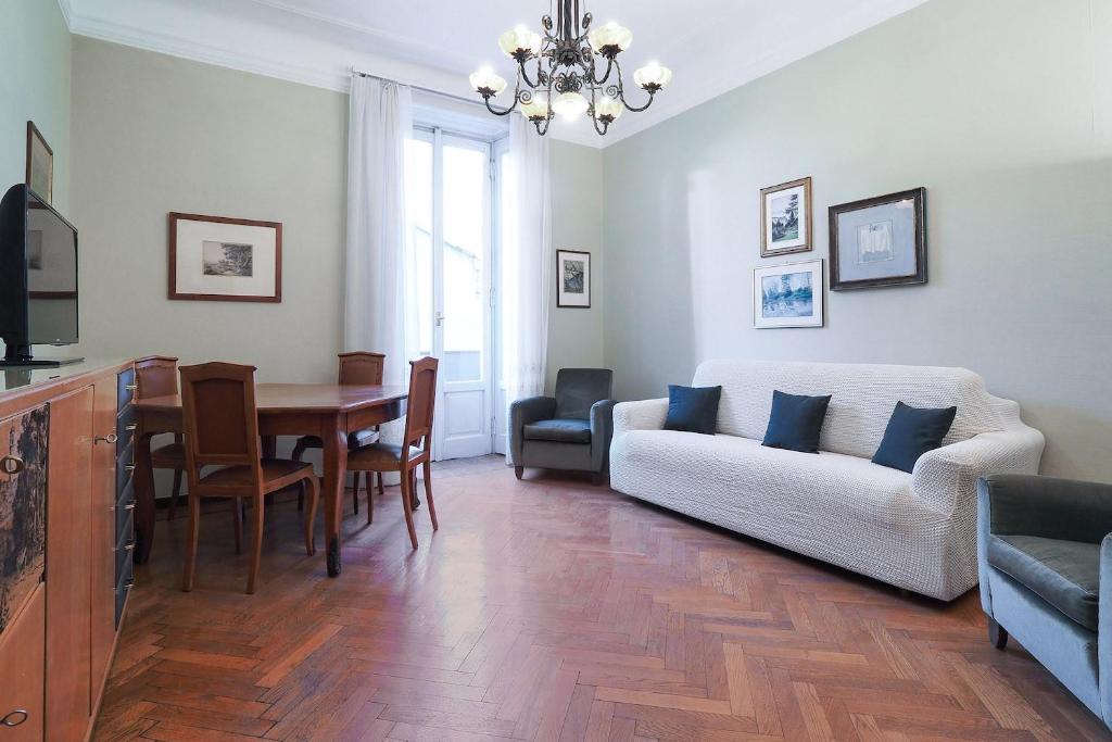 ミラノにあるContempora Apartments - Piazza Grandi 3のリビングルーム(白いソファ、テーブル付)