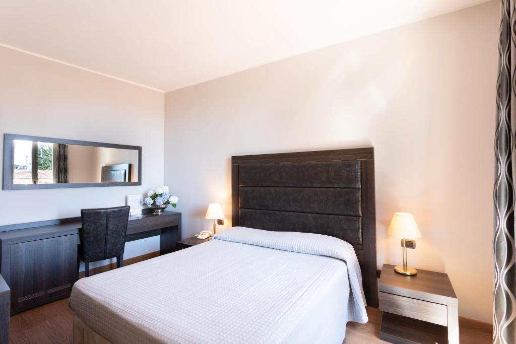 Postel nebo postele na pokoji v ubytování Hotel Dei Tigli