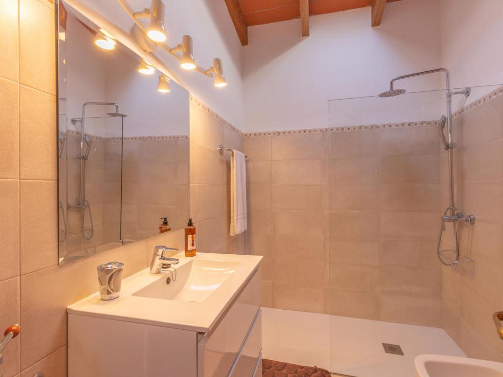 Koupelna v ubytování Holiday Home Ca Na Guerrera by Interhome