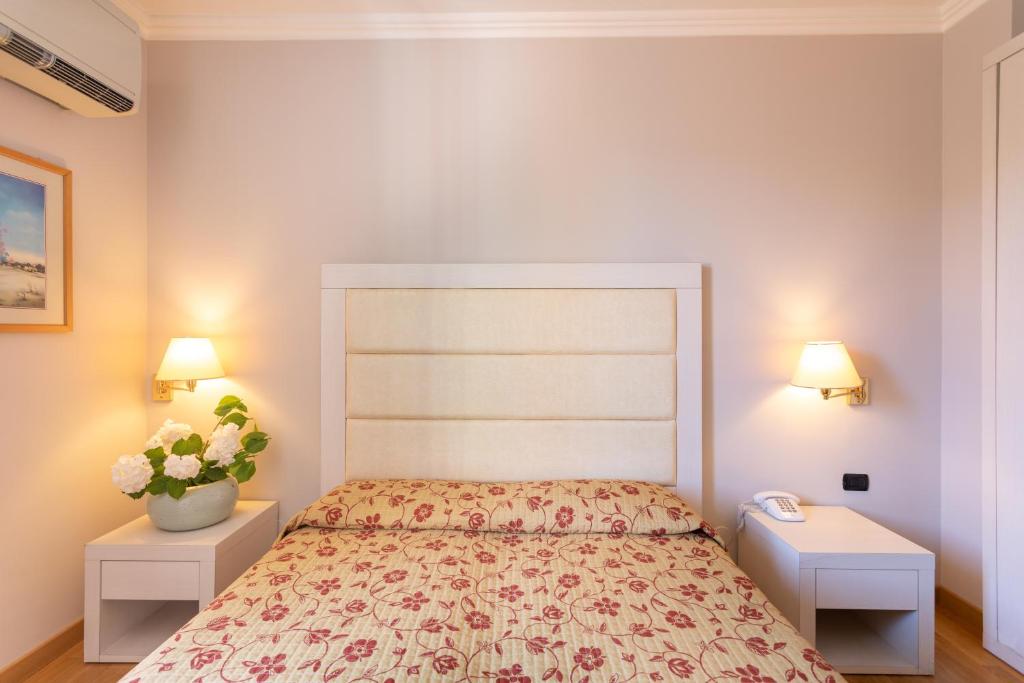 Postel nebo postele na pokoji v ubytování Hotel Dei Tigli
