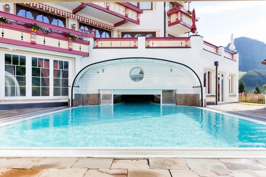 Bazén v ubytovaní Familotel Kaiserhof - Families only alebo v jeho blízkosti