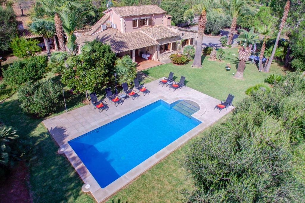 an overhead view of a swimming pool in front of a house at Mena in Pollença