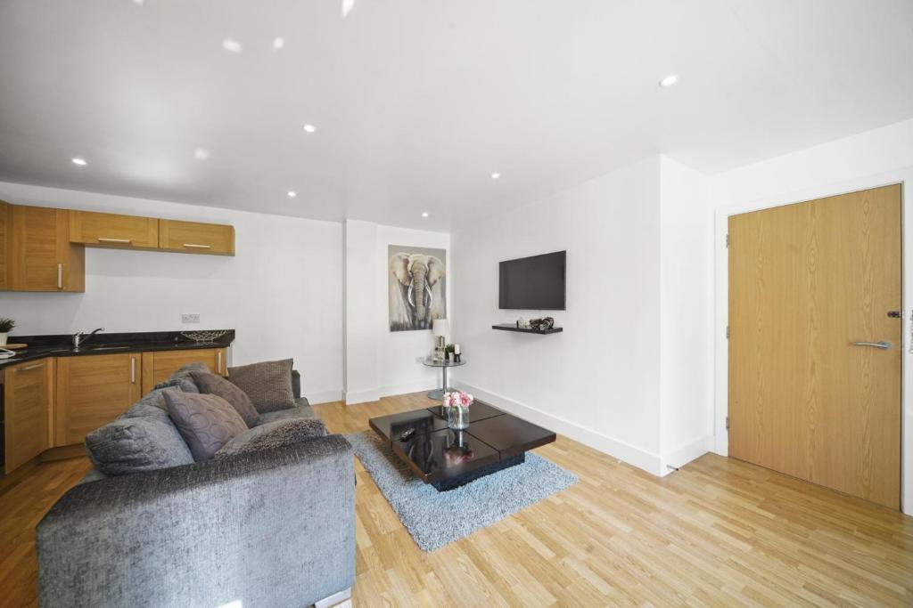 a living room with a couch and a table at MARLEX Modern 1 Bed Apartment London Bridge Tower Bridge in London