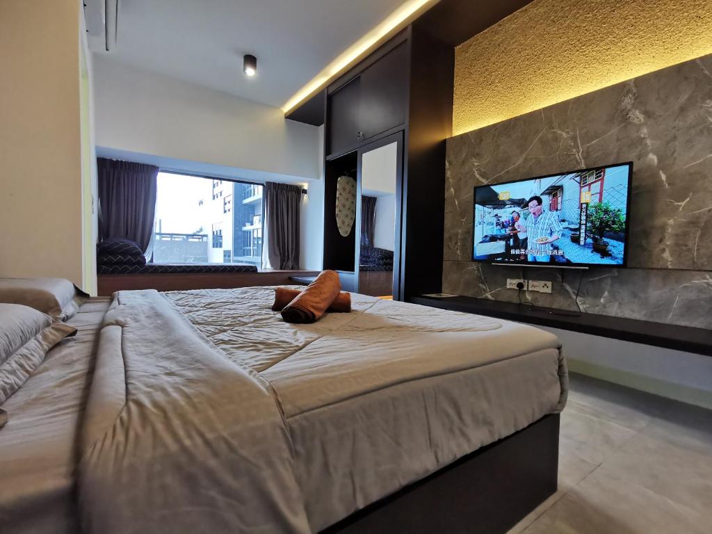 una camera con un grande letto e una TV a schermo piatto di Thermospace Imperio A-28-10 Melaka City a Malacca