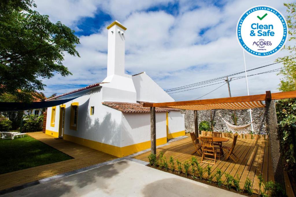 une église avec une terrasse et un panneau indiquant un coffre-fort propre dans l'établissement Casa Villa Cottage, à Ponta Delgada