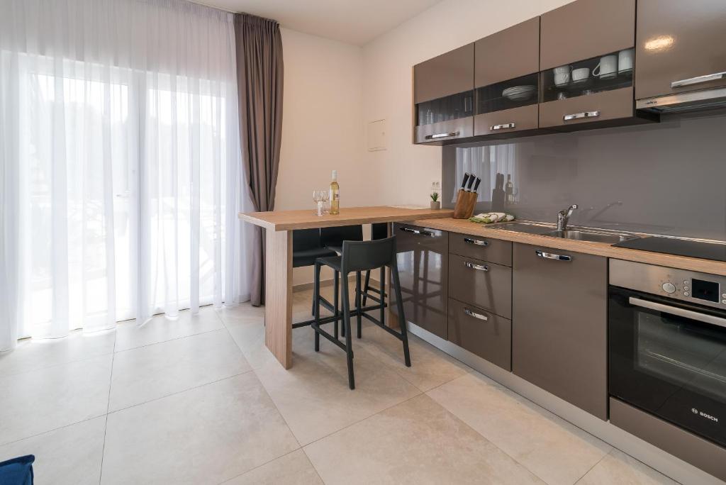 Kuchyňa alebo kuchynka v ubytovaní CURICTA Design Apartments